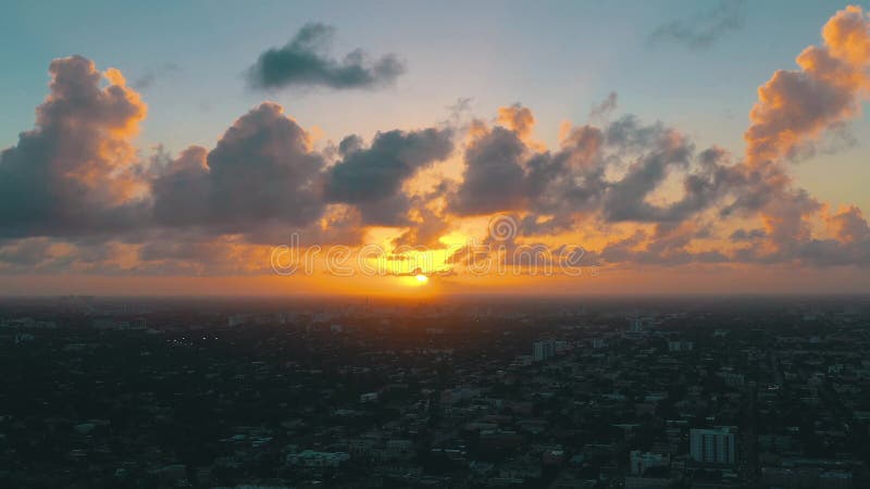 MIAMI, FLORIDA, U.S.A. - MAGGIO 2019: Volo aereo di vista del fuco sopra la citt? di Miami Orientale poca Avana da sopra