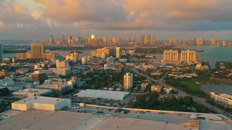 MIAMI, FLORIDA, USA - JANUAR 2019: Luftbrummenpanorama-Ansichtflug ?ber Miami- BeachStadtzentrum Sonnenaufgang von oben