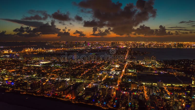 MIAMI, FLORIDA, USA - JANUAR 2019: Luftbrummenpanorama-Ansichtflug über Miami Sonnenuntergang über Südstrand und Mittel-Strand