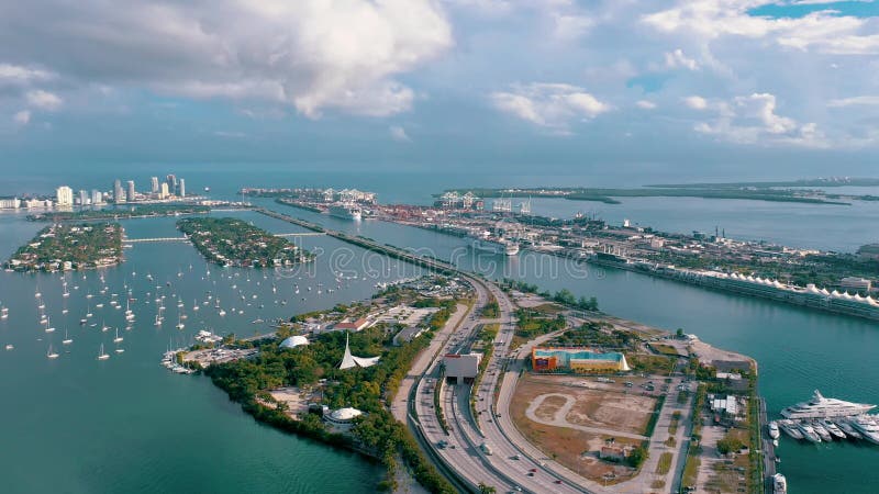 MIAMI, FLORIDA, USA - MAI 2019: Luftbrummenansichtflug ?ber Bucht Miamis Biscayne Boote und Yachten von oben