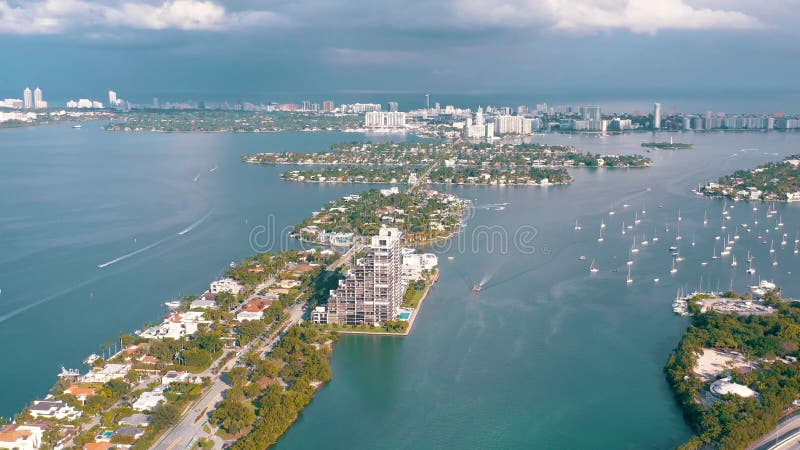 MIAMI, FLORIDA, USA - MAI 2019: Luftbrummenansichtflug ?ber Bucht Miamis Biscayne Boote und Yachten von oben