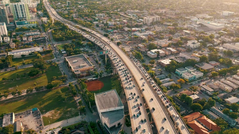 MIAMI, FLORIDA, USA - MAI 2019: Luftbrummenansichtflug ?ber Miami-Stadtzentrum Stra?enviadukt und -?berf?hrung von oben