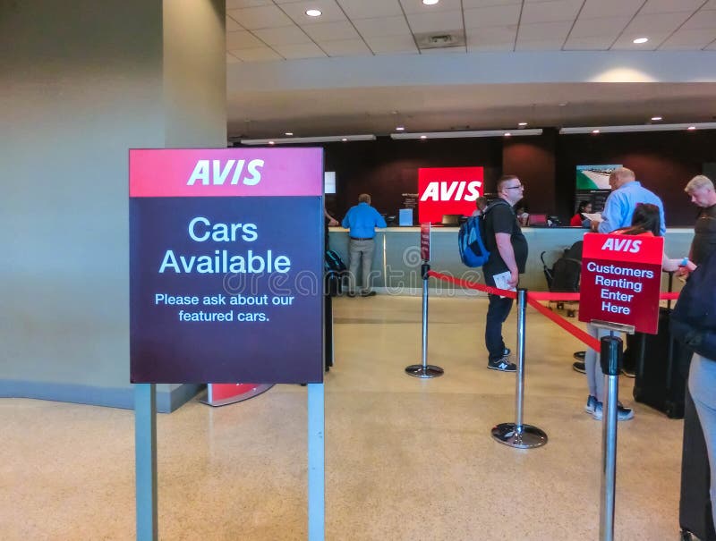 Miami, Floryda, usa - Aprile 28, 2018: Avis do wynajęcia samochodu biuro przy Miami lotniskiem