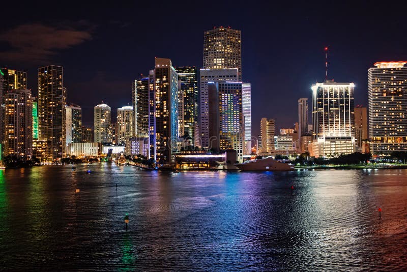 Miami, Floryda, usa linia horyzontu na Biscayne zatoce Luxuru życia pojęcie rozjarzony widok Miami śródmieście