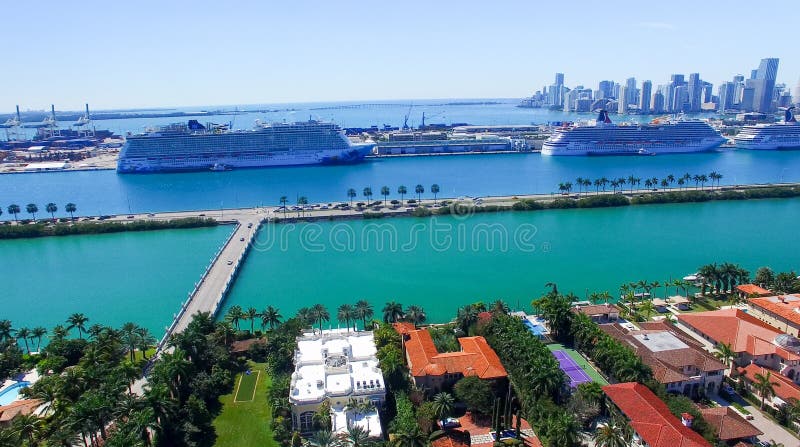 MIAMI - 27 FÉVRIER 2016 : Bateaux de croisière dans le port de Miami La ville image libre de droits MIAMI - 27 FÉVRIER 2016 : Bateaux de croisière dans le port de Miami La ville image libre de droits