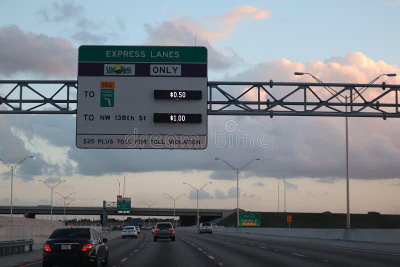 MIAMI, la FLORIDE -8 EN MARS 2019 - vue d'un péage sur la route à l'entrée Les supports de Sunpass passent par une file exprese images libres de droits MIAMI, la FLORIDE -8 EN MARS 2019 - vue d'un péage sur la route à l'entrée Les supports de Sunpass passent par une file exprese images libres de droits