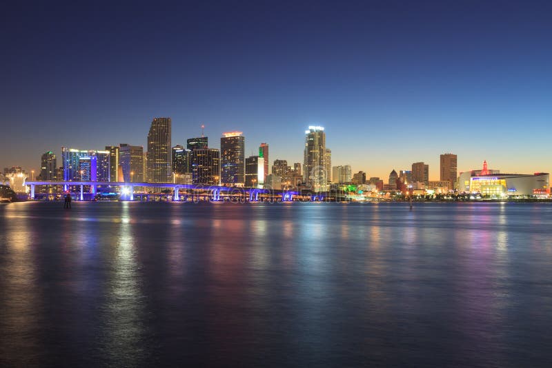 Miami linia horyzontu przy nocą