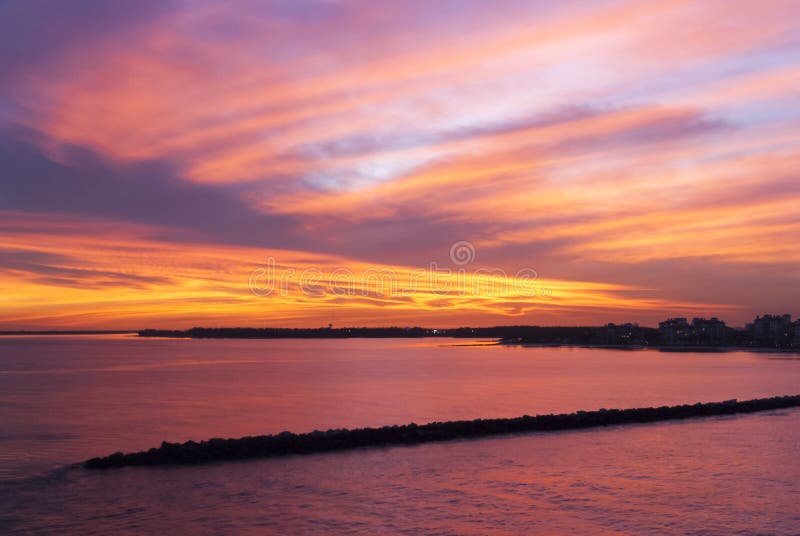 Miami Mar Y Cielo Color Rojo Atardecer Foto de archivo - Imagen de fondo, nubes: 214563148 Miami Mar Y Cielo Color Rojo Atardecer Foto de archivo - Imagen de fondo, nubes: 214563148