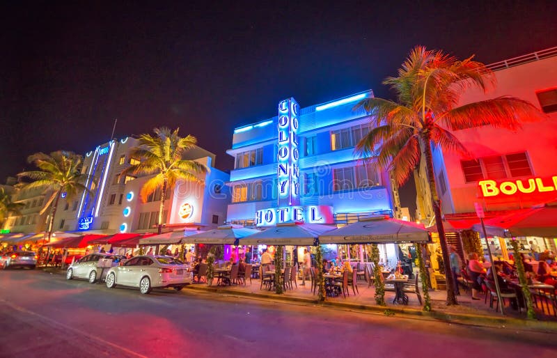 MIAMI plaża - LUTY 25, 2016: Ocean przejażdżka w południe plaży przy n zdjęcie royalty free MIAMI plaża - LUTY 25, 2016: Ocean przejażdżka w południe plaży przy n zdjęcie royalty free