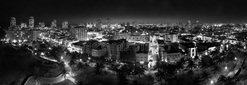 Miami plaża przy nocą, widok z lotu ptaka ocean przejażdżka zaświeca obraz royalty free Miami plaża przy nocą, widok z lotu ptaka ocean przejażdżka zaświeca obraz royalty free