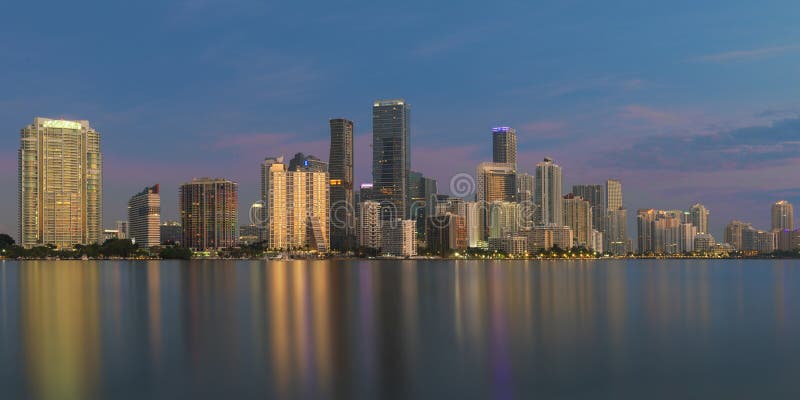 Miami-Skylinereflexionen an der Dämmerung stockfoto Miami-Skylinereflexionen an der Dämmerung stockfoto