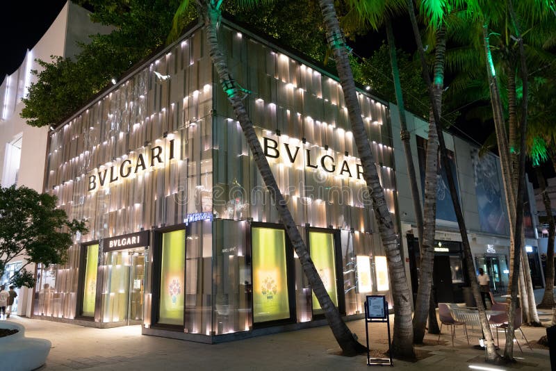 Miami Usa Marzo 20 2021 : Bulgari O Bvlgari Tienda Corner Y Palmeras En La  Calle Nocturna Del Distrito De Diseño En Florida Imagen editorial - Imagen  de escaparate, minorista: 224311830