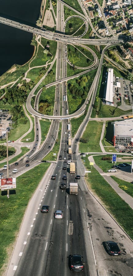 Miasta rozpoczęcia krzywy wymiaru mosta drogi i samochodu trutnia sfery 360 vr Ryski widok