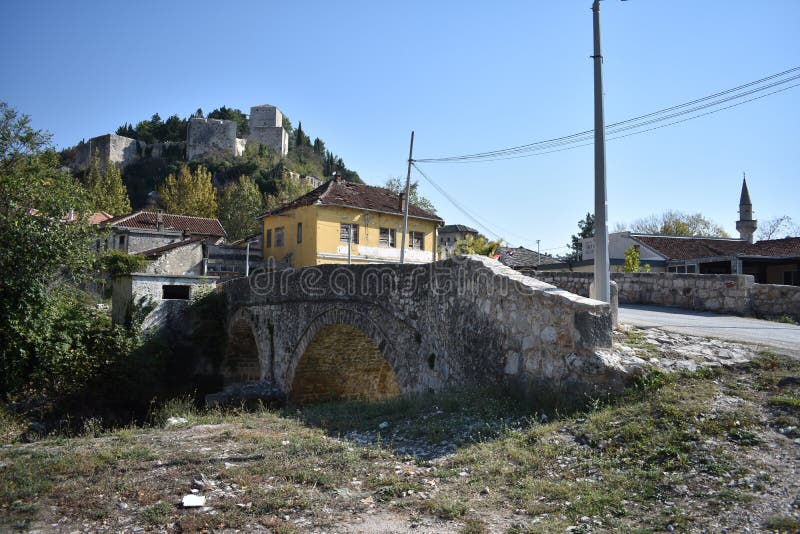 Miasteczko Stolac i Herceg Stjepan forteca w tle obrazy royalty free Miasteczko Stolac i Herceg Stjepan forteca w tle obrazy royalty free