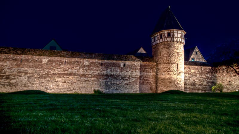 Miasteczko ściana przy nocą iluminującą w weil dera stadt zdjęcie stock Miasteczko ściana przy nocą iluminującą w weil dera stadt zdjęcie stock