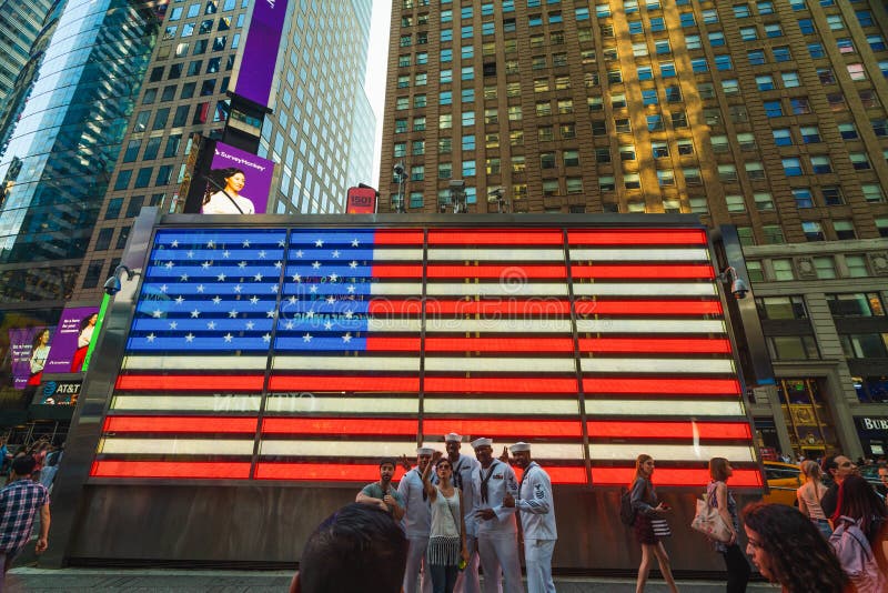 miasto czas nowi kwadratowi York Neonowy flagi amerykańskiej światło Grupa Ludzi Bierze fotografie na Broadway obrazy stock miasto czas nowi kwadratowi York Neonowy flagi amerykańskiej światło Grupa Ludzi Bierze fotografie na Broadway obrazy stock