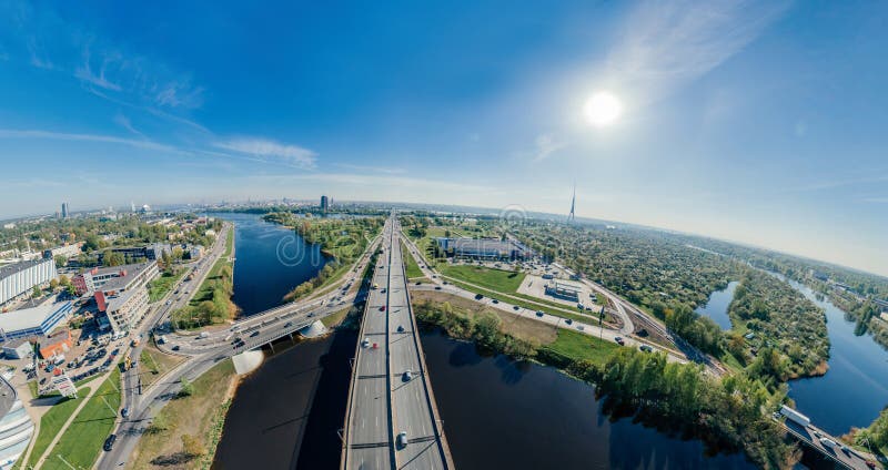 Miasto drogi i samochodu trutnia sfery 360 vr Ryski Bridżowy widok