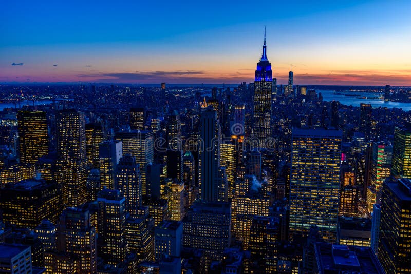 Miasto Nowy Jork linia horyzontu przy nocą usa - drapacz chmur środek miasta Manhattan z empire state building przy Zadziwiającym