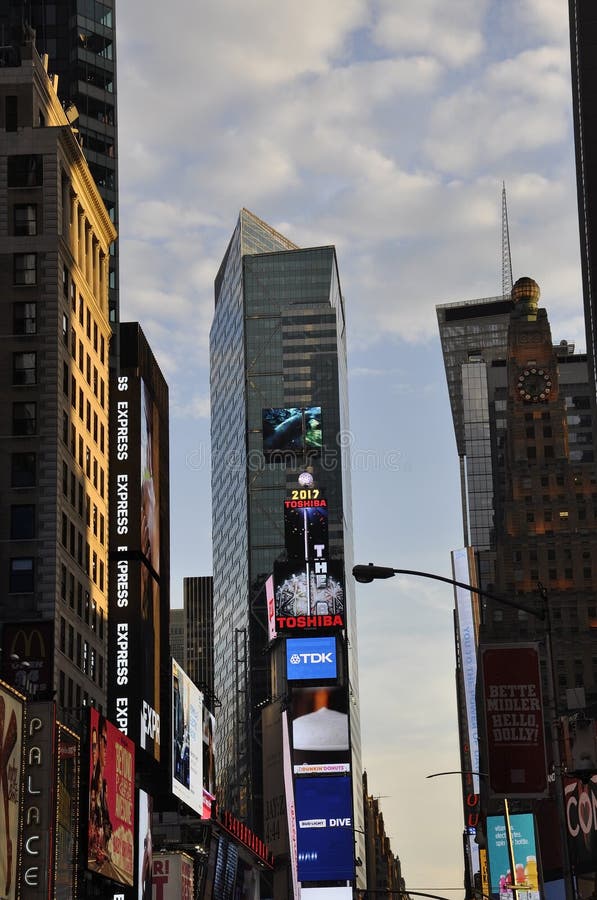 Miasto Nowy Jork, 3rd Lipiec: Times Square nocą w środku miasta Manhattan od Miasto Nowy Jork w Stany Zjednoczone zdjęcia stock Miasto Nowy Jork, 3rd Lipiec: Times Square nocą w środku miasta Manhattan od Miasto Nowy Jork w Stany Zjednoczone zdjęcia stock