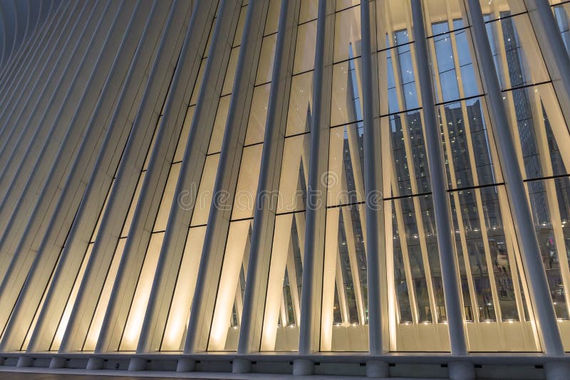 Miasto Nowy Jork, usa/- AUG 22 2018: World Trade Center transportu centrum Oculus zewnętrzny szczegół przy zmierzchem fotografia royalty free Miasto Nowy Jork, usa/- AUG 22 2018: World Trade Center transportu centrum Oculus zewnętrzny szczegół przy zmierzchem fotografia royalty free