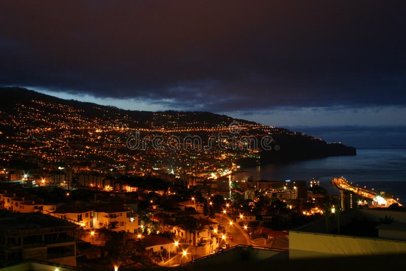 Miasto widok Funchal miasteczko przy nocą fotografia stock Miasto widok Funchal miasteczko przy nocą fotografia stock