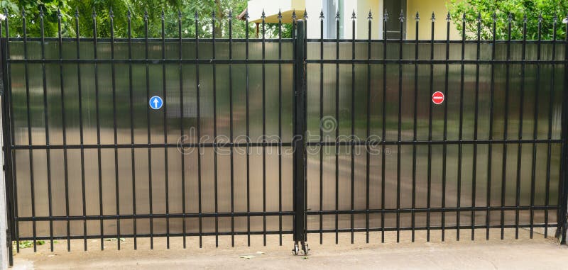 Miastowej mieszkaniowej własności prywatnej samochodowa dojazdowa brama robić od stalowego tubingu i polycarbonate ochraniać widz obraz stock Miastowej mieszkaniowej własności prywatnej samochodowa dojazdowa brama robić od stalowego tubingu i polycarbonate ochraniać widz obraz stock