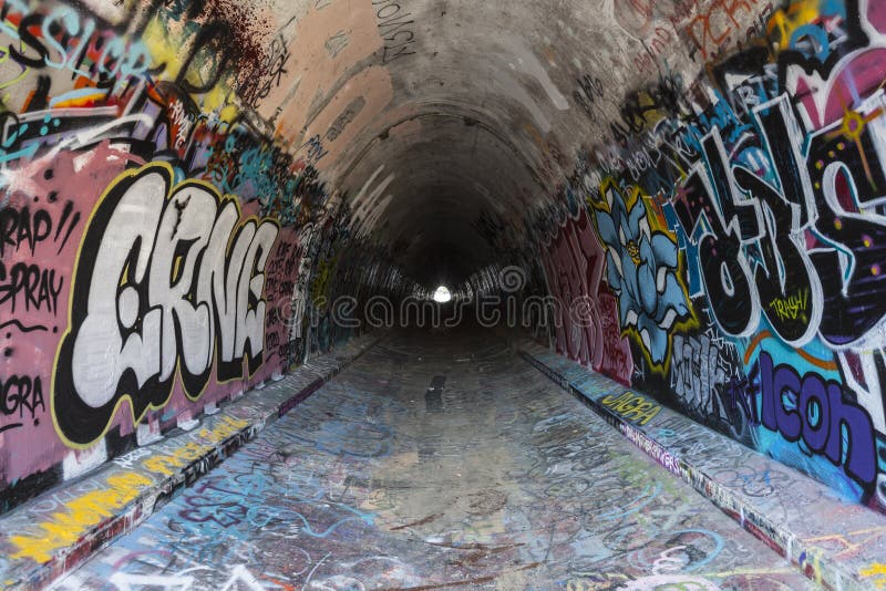Miastowy graffiti tunel
