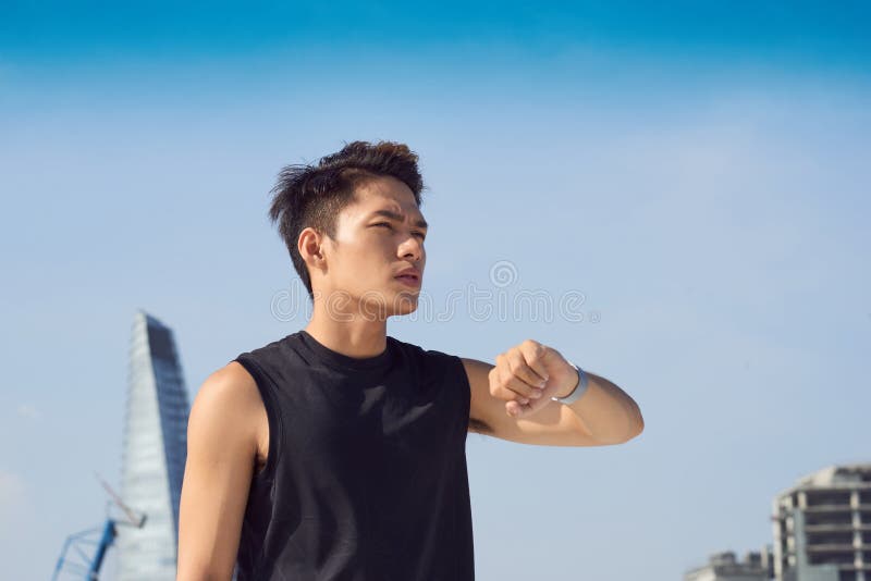Miastowy jogger na dachu jego czas projekcji obrazy stock