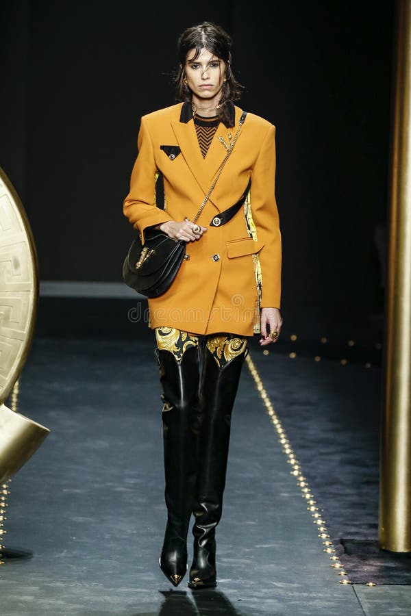 Mica Arganaraz loopt de baan in Versace toont in Milan Fashion Week Autumn /Winter 2019/20 royalty-vrije stock afbeelding Mica Arganaraz loopt de baan in Versace toont in Milan Fashion Week Autumn /Winter 2019/20 royalty-vrije stock afbeelding