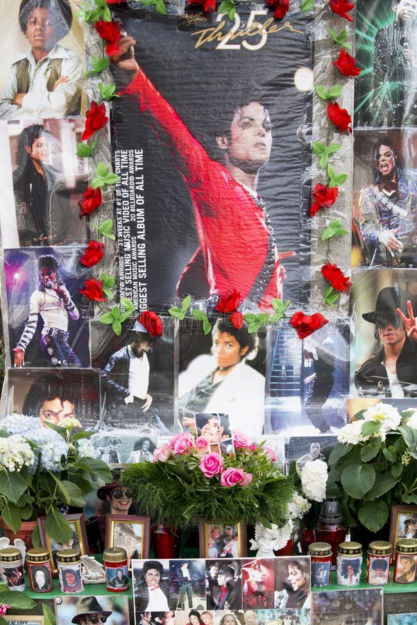 Fans built their own Michael Jackson Memorial on Paradeplatz in Munich. Fans built their own Michael Jackson Memorial on Paradeplatz in Munich.