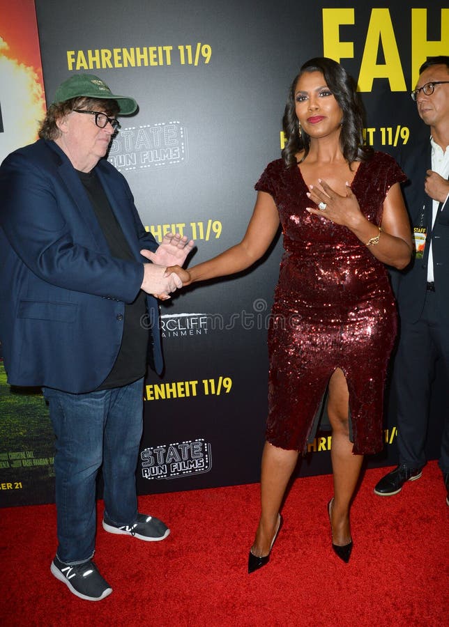 Michael Moore & Omarosa Manigault Newman arkivbilder
