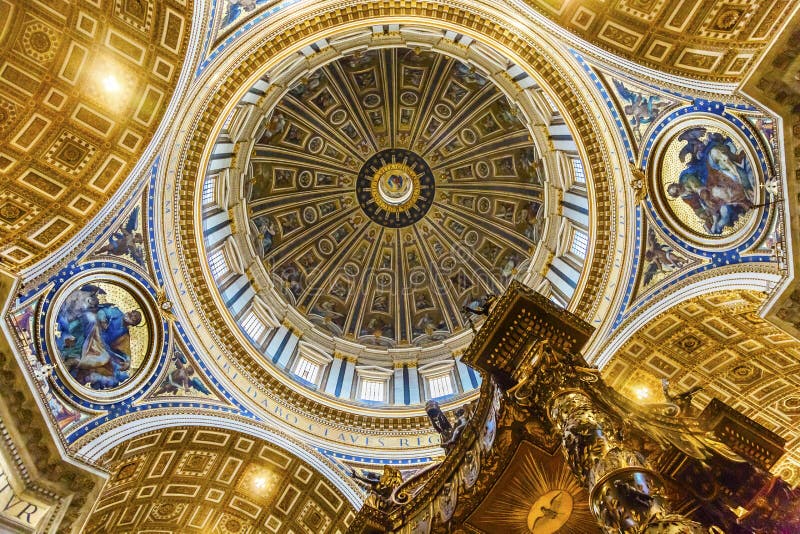 Michelangelo Dome Baldacchino ; Basilique Va du ` s de St Peter d'autel image libre de droits Michelangelo Dome Baldacchino ; Basilique Va du ` s de St Peter d'autel image libre de droits