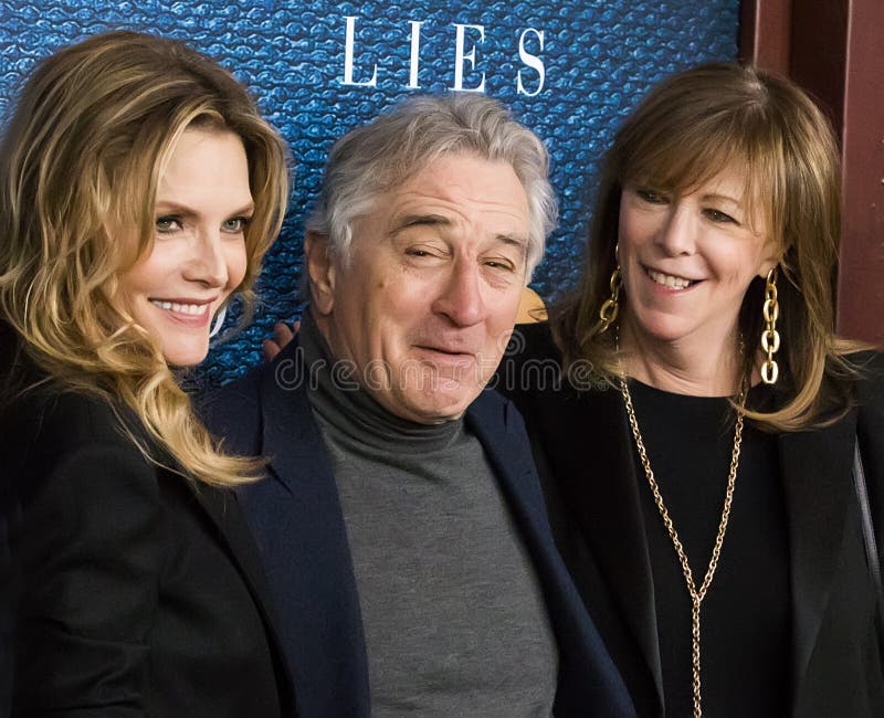 Michelle Pfeiffer, Robert DeNiro e Jane Rosenthal. L'attrice splendida Michelle Pfeiffer del ¿ del ï„ arriva per il prima di New York del film del ` s di HBO, ` lo stregone delle bugie, ` al museo di arte moderna MOMA l'11 maggio 2017 Si unisce dall'attore/produttore esecutivo Robert DeNiro e dal produttore esecutivo Jane Rosenthal Il film sarà ventilato più successivamente sul canale via cavo premio i 9 giorni Descrive il finanziere ingannevole e curvato, Bernie Madoff Pfeiffer svolge il ruolo di ` Ruth Madoff `