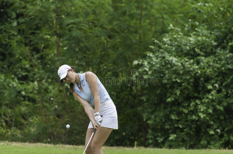 Michelle Wie gå i flisor golfboll royaltyfri bild Michelle Wie gå i flisor golfboll royaltyfri bild