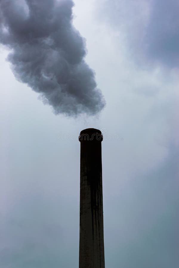 Michigan stad, Indiana/USA 3/6/2018: Nipsco rökbunt på en förkylningvinterdag royaltyfria bilder Michigan stad, Indiana/USA 3/6/2018: Nipsco rökbunt på en förkylningvinterdag royaltyfria bilder