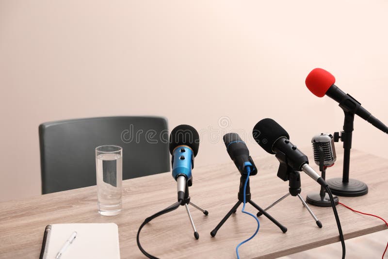 Micrófonos De Un Periodista Sobre La Mesa En La Habitación Imagen