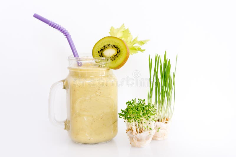 Micro verdes crescentes com o cocktail do batido no fundo branco Conceito saudável comer do produto fresco do jardim fotos de stock Micro verdes crescentes com o cocktail do batido no fundo branco Conceito saudável comer do produto fresco do jardim fotos de stock
