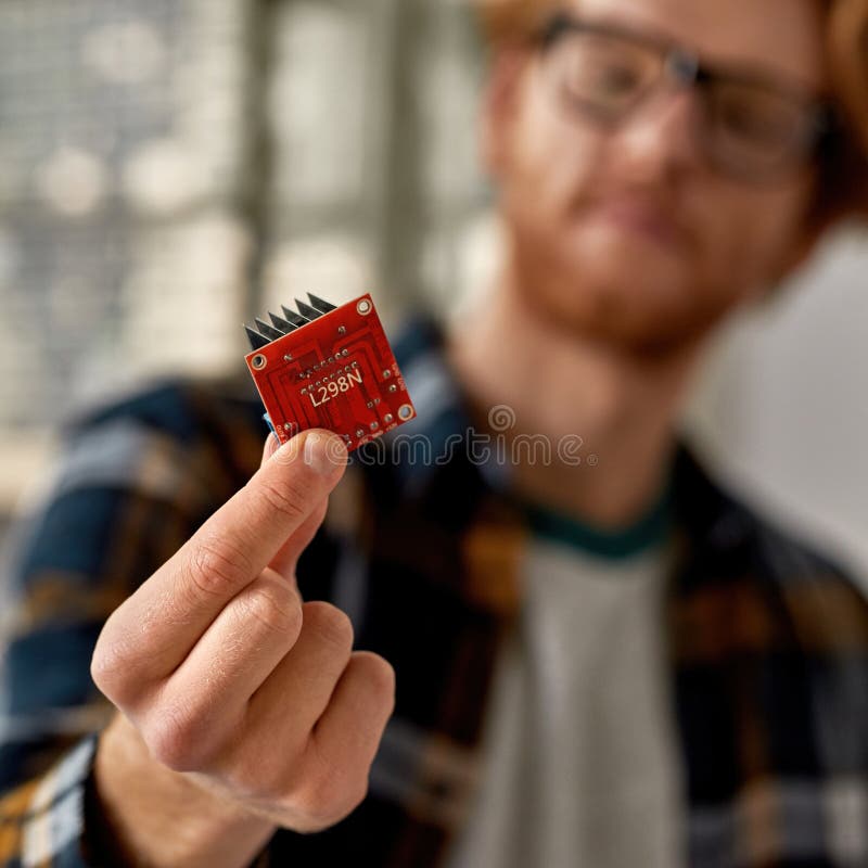 Microchip en mano de técnico masculino parcial blur imagen de archivo