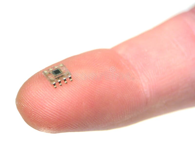 Trasparente sensore di luce microchip appoggiata sulla punta di un dito.