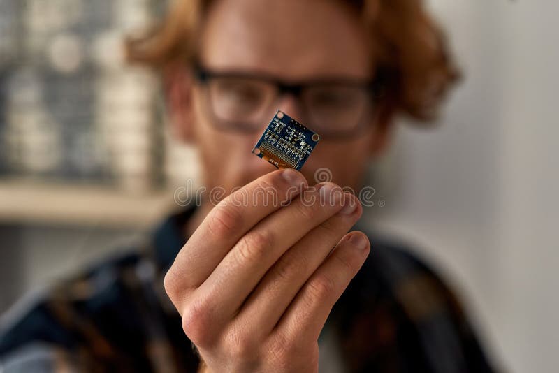Microcircuito en mano de ingeniero de TI parcial masculino fotografía de archivo libre de regalías