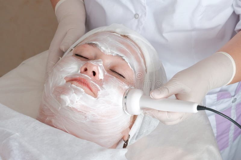 Microcurrent twarzowy masa? Kobieta na cosmetological procedurze Zako?czenie Narz?dzia kosmetologia Żeńska twarz zakrywająca z bi zdjęcie stock Microcurrent twarzowy masa? Kobieta na cosmetological procedurze Zako?czenie Narz?dzia kosmetologia Żeńska twarz zakrywająca z bi zdjęcie stock