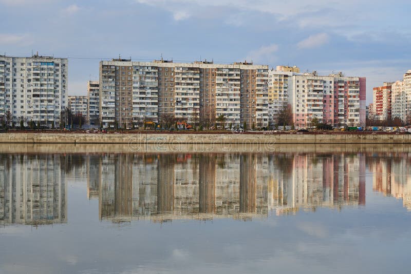 Microdistrict en el oeste de Krasnodar y su reflexión en el río de Kuban en la puesta del sol Dos mundos en un lugar imágenes de archivo libres de regalías Microdistrict en el oeste de Krasnodar y su reflexión en el río de Kuban en la puesta del sol Dos mundos en un lugar imágenes de archivo libres de regalías