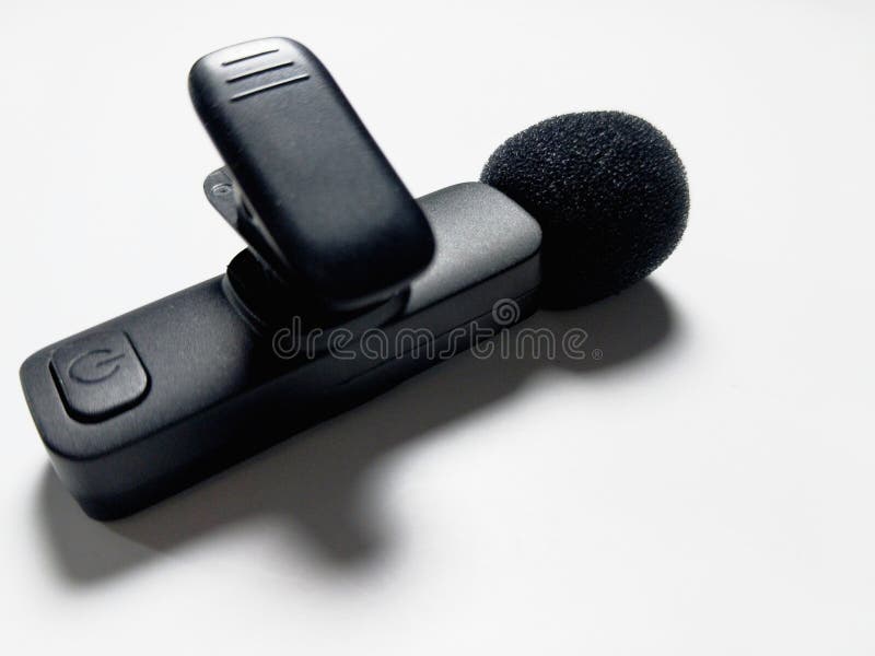 Microfone lavalier sem fio preto em close imagens de stock