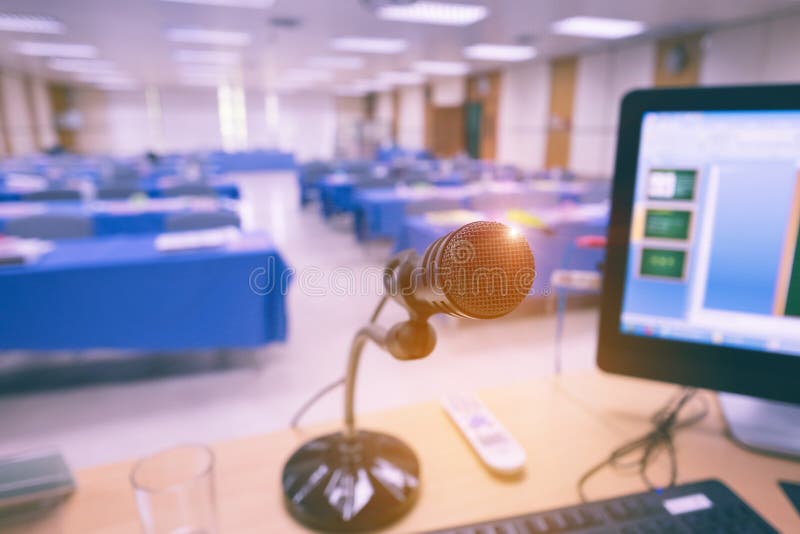Microfone na tabela com o computador na sala de seminário imagem de stock Microfone na tabela com o computador na sala de seminário imagem de stock