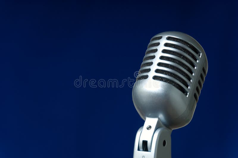 Microfone no azul fotos de stock royalty free Microfone no azul fotos de stock royalty free