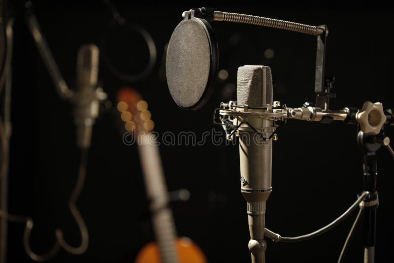 Microfone velho em um estúdio de gravação escuro foto de stock royalty free Microfone velho em um estúdio de gravação escuro foto de stock royalty free