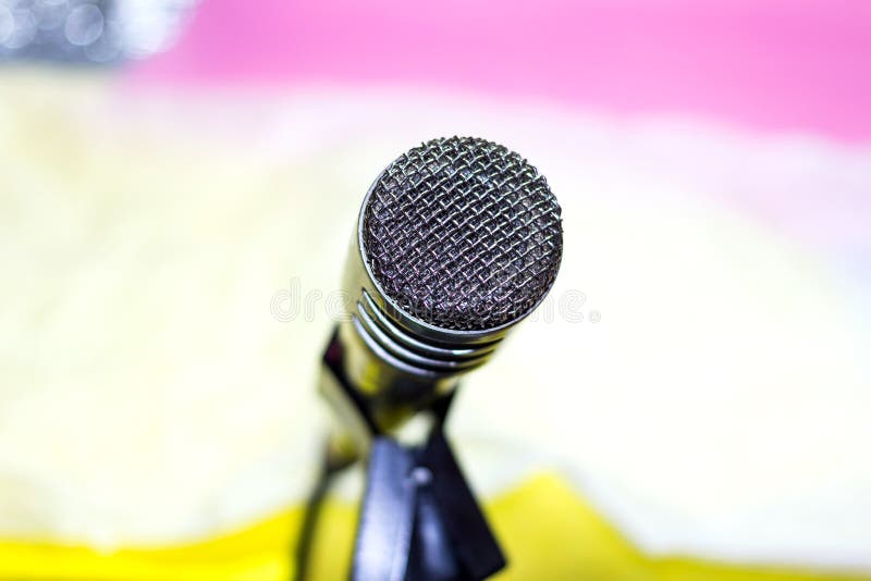 Microfono d'argento sul primo piano dello scaffale fotografia stock Microfono d'argento sul primo piano dello scaffale fotografia stock