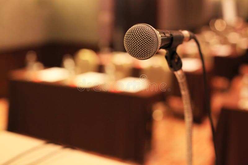 Microfono davanti alle sedie vuote della sala riunioni prima della conferenza fotografia stock libera da diritti Microfono davanti alle sedie vuote della sala riunioni prima della conferenza fotografia stock libera da diritti