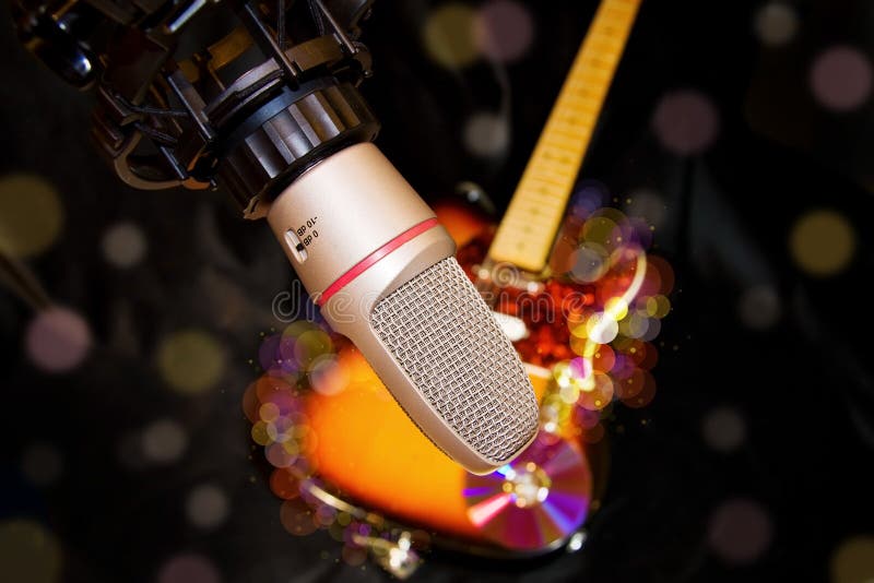 Microfono dello studio di registrazione sopra la chitarra elettrica immagini stock libere da diritti Microfono dello studio di registrazione sopra la chitarra elettrica immagini stock libere da diritti