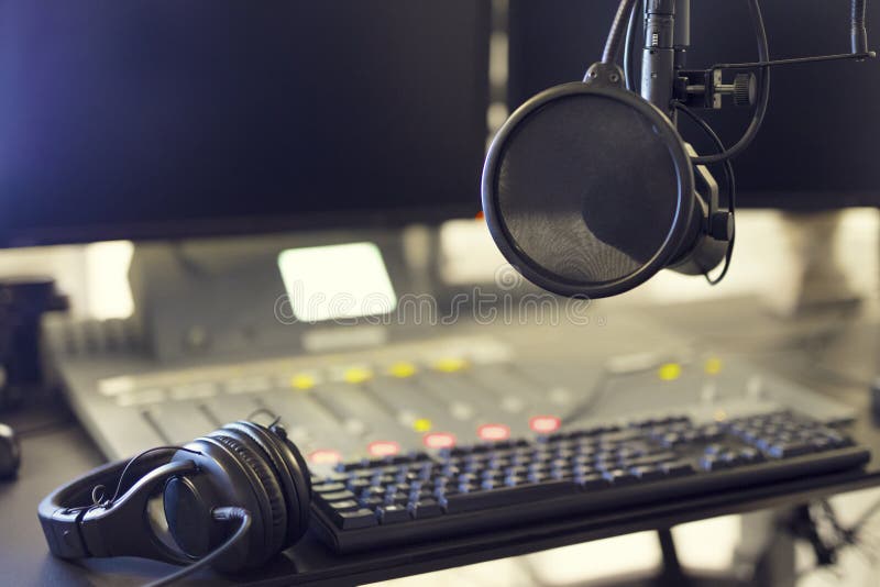 Microfono e cuffia avricolare nello studio di radiodiffusione della stazione radio